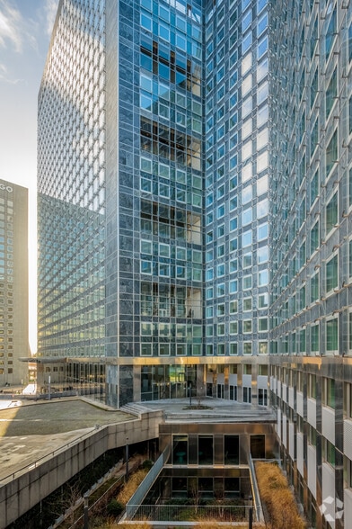 6 Place Des Degrés, Puteaux to rent - Building Photo - Image 3 of 3