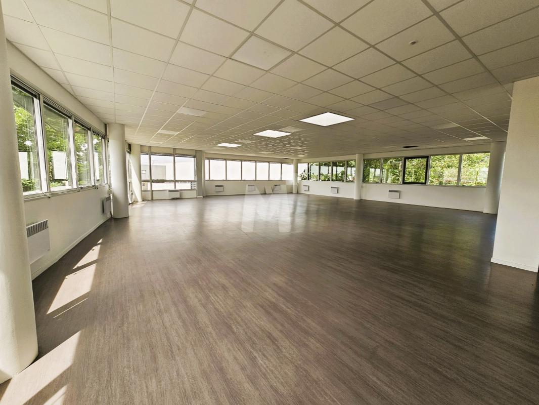 Office in Tigery to rent Building Photo- Image 1 of 6