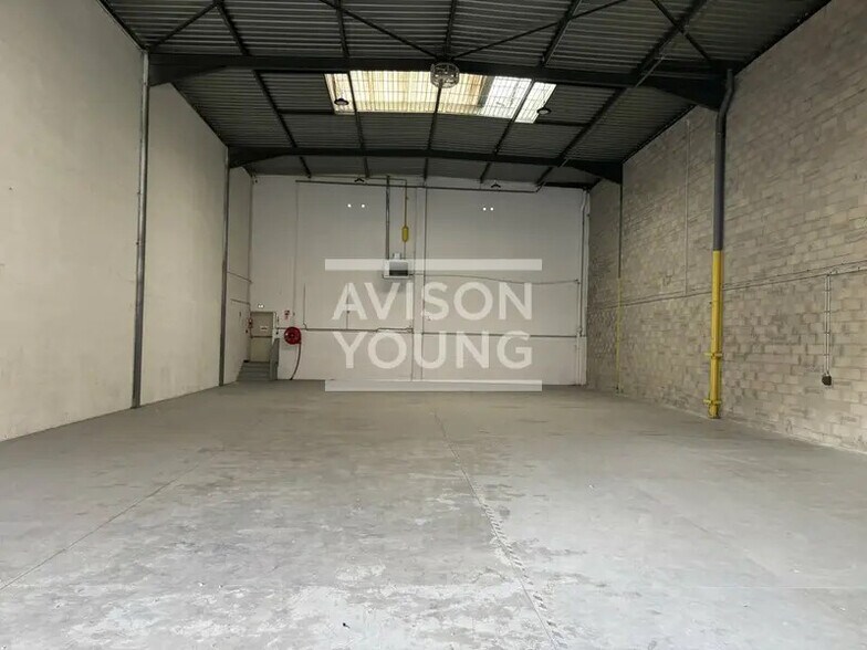 Light Industrial in Saint-Ouen-sur-Seine to rent - Interior Photo - Image 1 of 3