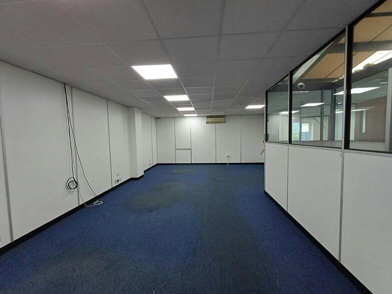 Rutherford Way, Crawley to rent - Building Photo - Image 3 of 8