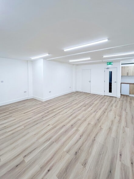 11B Wardour Mews, London to rent - Interior Photo - Image 2 of 8