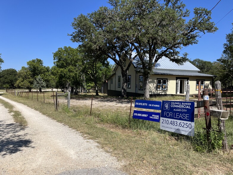 9 Upper Balcones Rd, Boerne, TX for rent - Primary Photo - Image 1 of 5