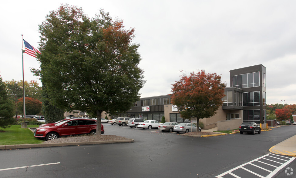 2400 Leechburg Rd, New Kensington, PA for rent - Building Photo - Image 1 of 5