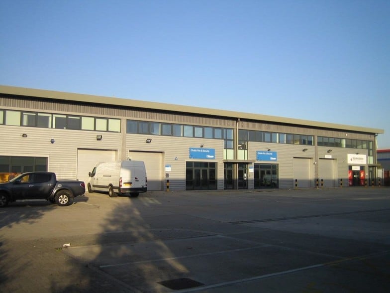 4 Commerce Way, Croydon to rent - Building Photo - Image 1 of 2