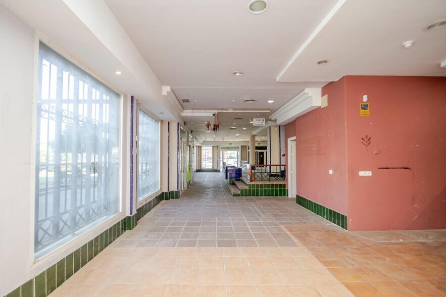 Calle Pablo Neruda, 1, Mairena del Aljarafe, Sevilla for sale - Building Photo - Image 2 of 24