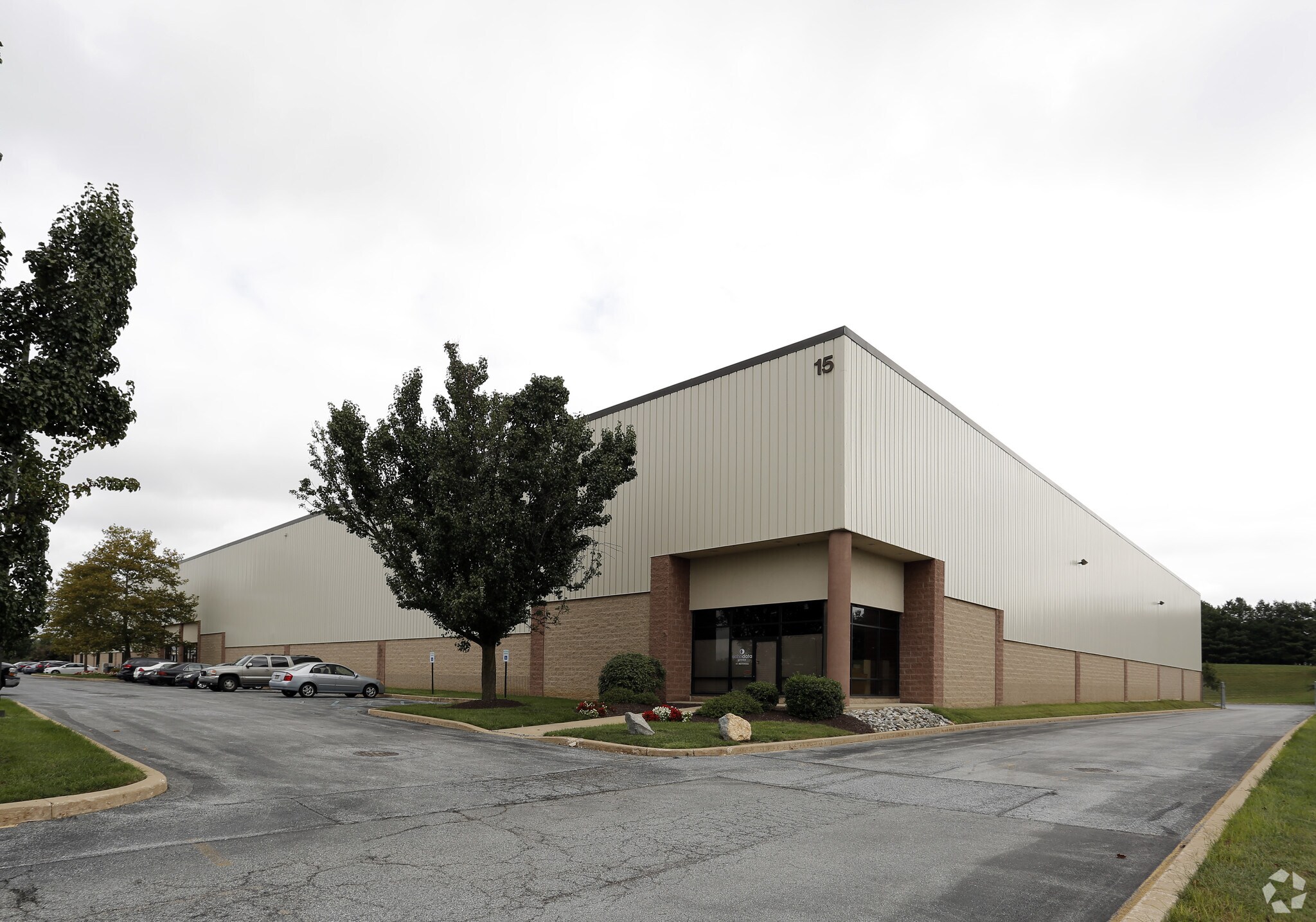 15 Boulden Cir, New Castle, DE to rent Primary Photo- Image 1 of 7