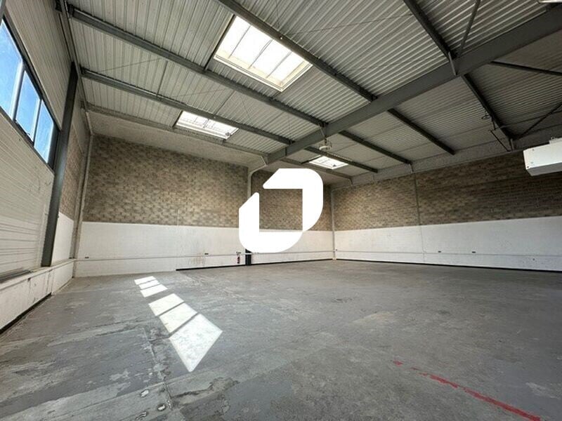 Light Industrial in Goussainville to rent Interior Photo- Image 1 of 14