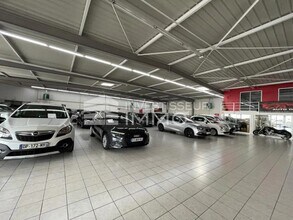 Retail in Pringy to rent Interior Photo- Image 2 of 3