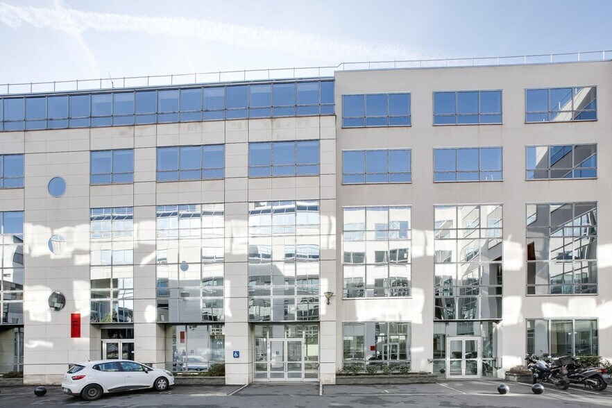 Office in Massy to rent - Building Photo - Image 1 of 28