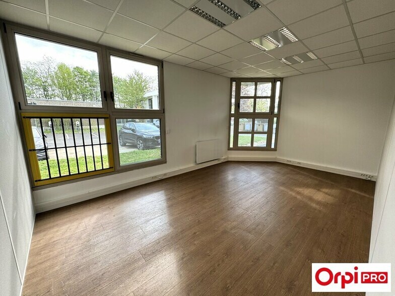 Office in Lisses to rent - Interior Photo - Image 2 of 6