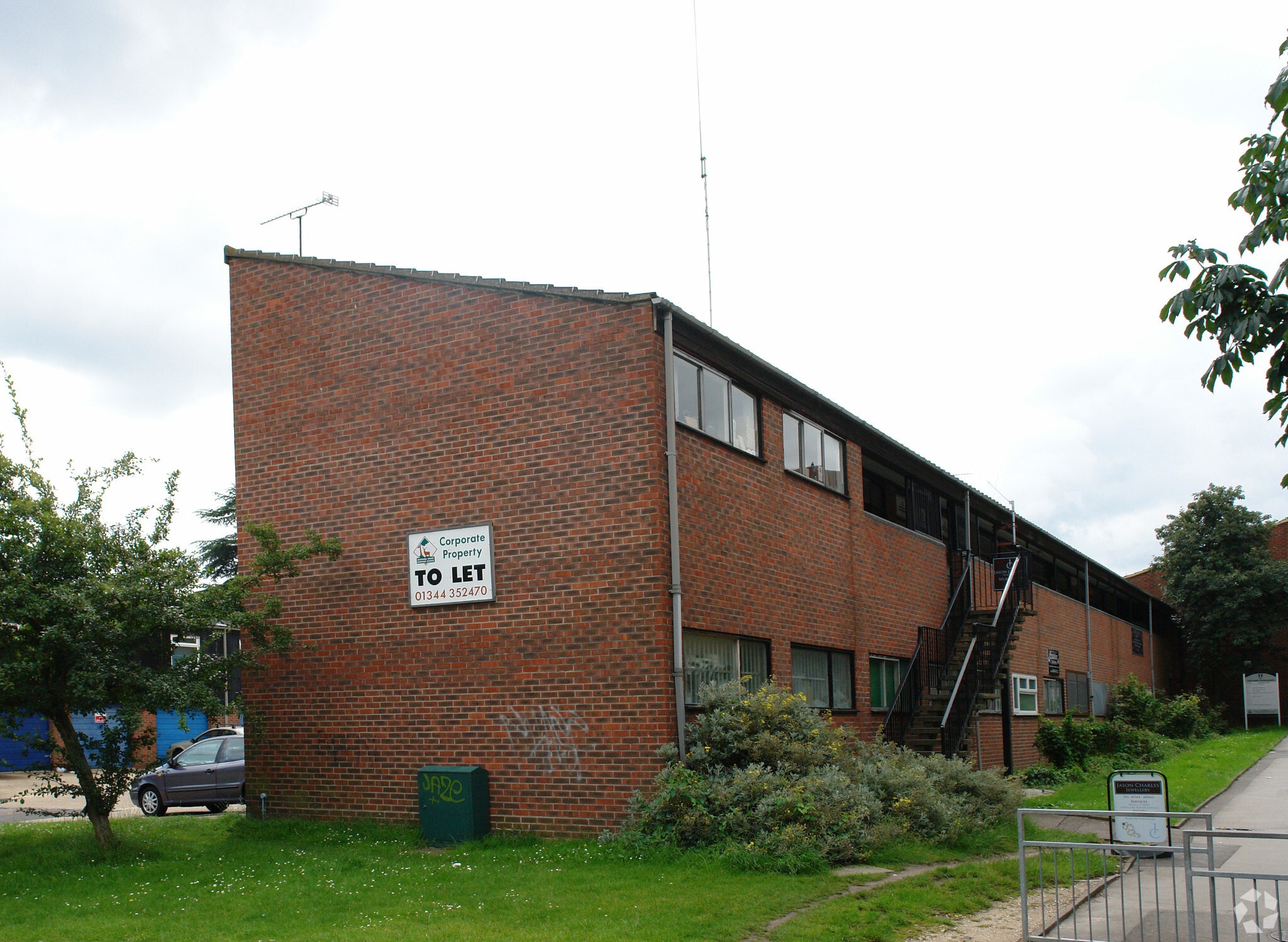 108-109 Liscombe, Bracknell to rent Primary Photo- Image 1 of 5