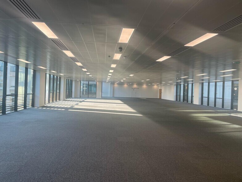 Office in Saint-Denis to rent - Building Photo - Image 2 of 26