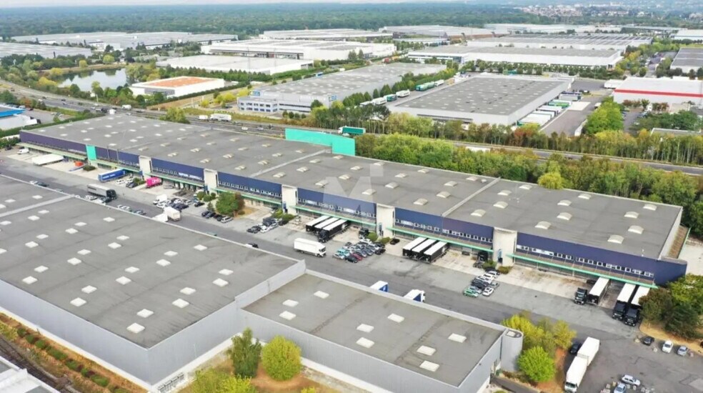 Industrial in Lieusaint to rent - Building Photo - Image 2 of 6