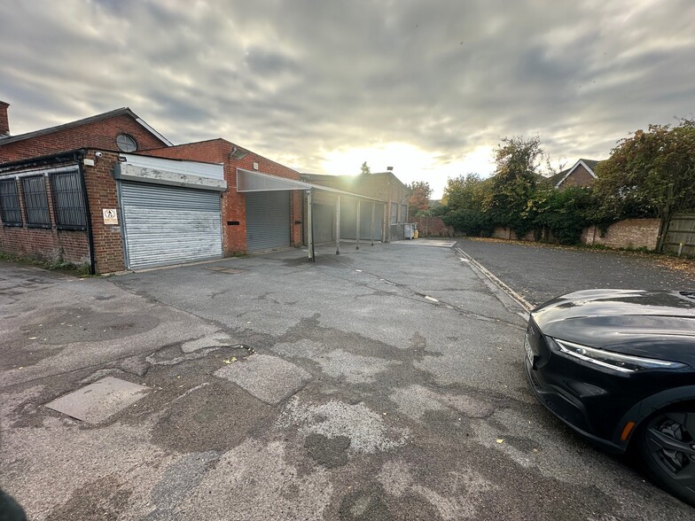 73 Furze Platt Road, Maidenhead to rent - Building Photo - Image 2 of 16