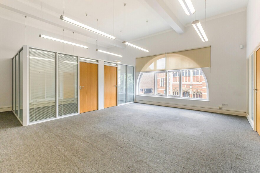 High St, Chesham to rent - Building Photo - Image 2 of 29