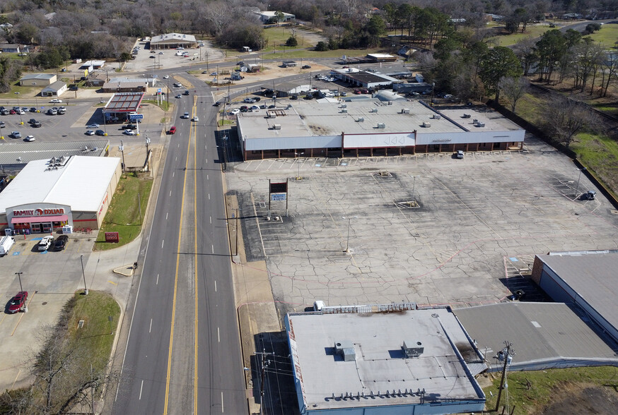 315-330 E Spring St, Palestine, TX for rent - Building Photo - Image 2 of 29