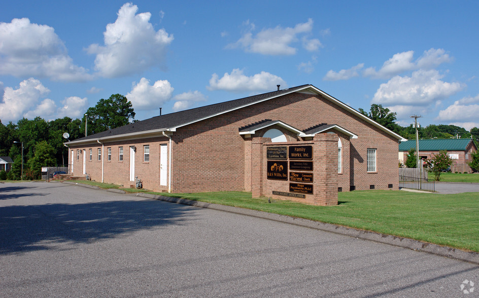 440-442 E Long Ave, Gastonia, NC for sale - Building Photo - Image 2 of 2