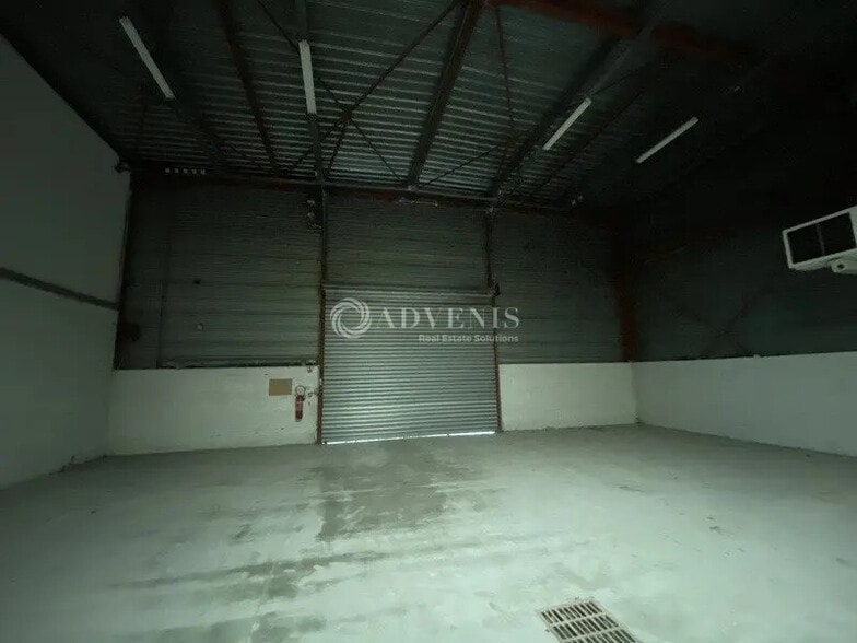 Industrial in Coignières to rent - Building Photo - Image 3 of 8
