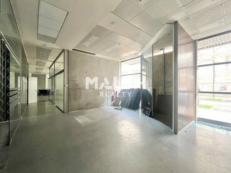 Retail in Lyon to rent - Building Photo - Image 3 of 13