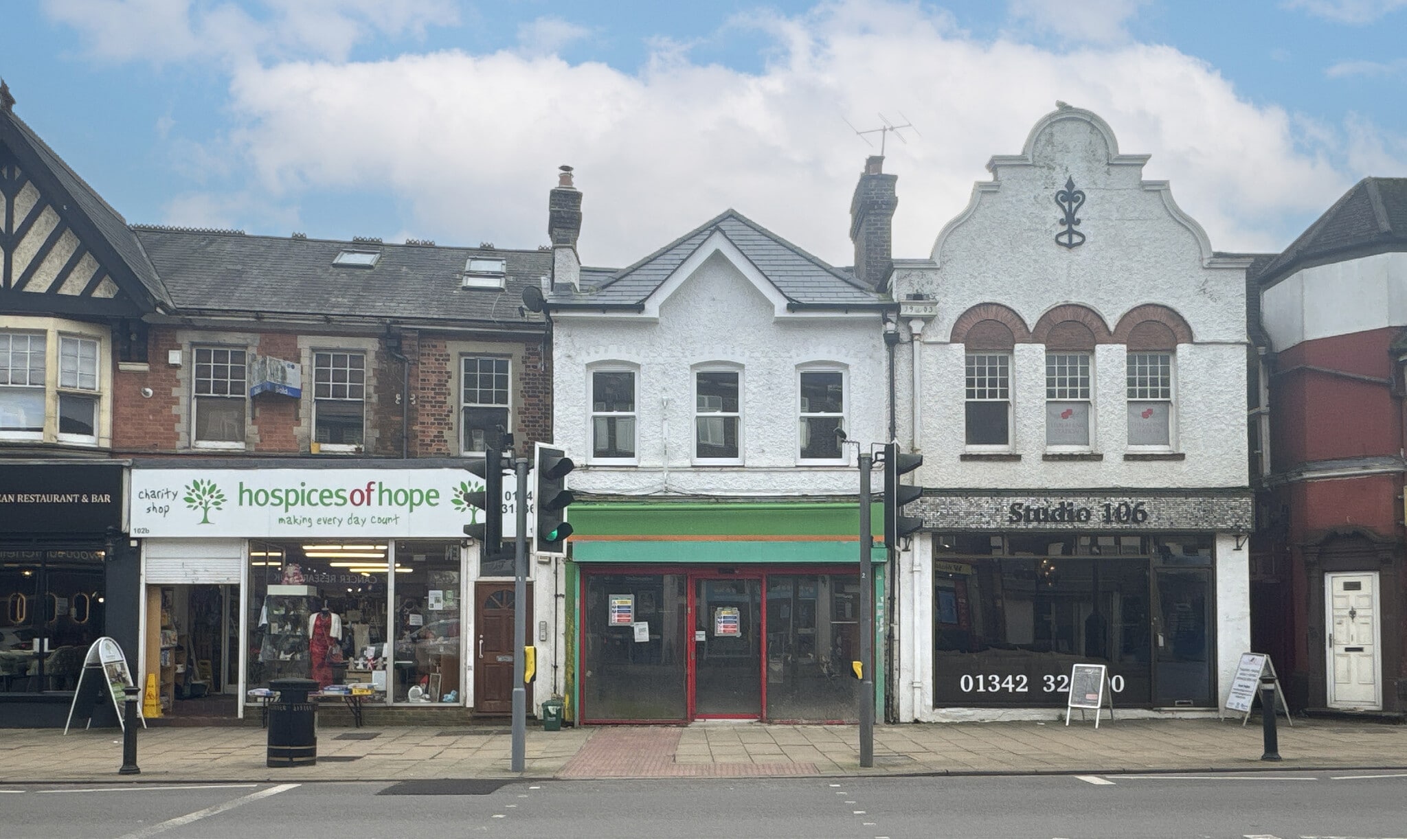 104 London Rd, East Grinstead to rent Building Photo- Image 1 of 5