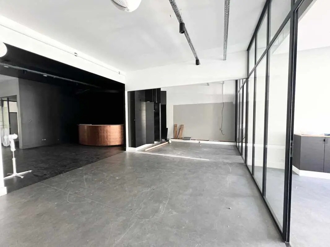 Light Industrial in Paris to rent Interior Photo- Image 1 of 6