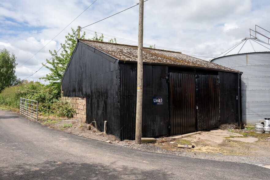 Monarch's Way, Tong for rent - Building Photo - Image 1 of 3