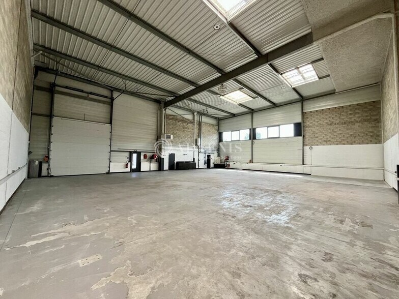 Light Industrial in Goussainville to rent - Interior Photo - Image 3 of 10