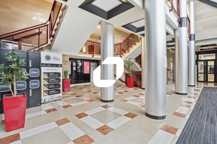 Office in Sèvres to rent - Lobby - Image 2 of 21