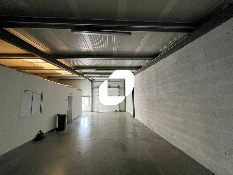 Light Industrial in Jonage to rent - Interior Photo - Image 3 of 7