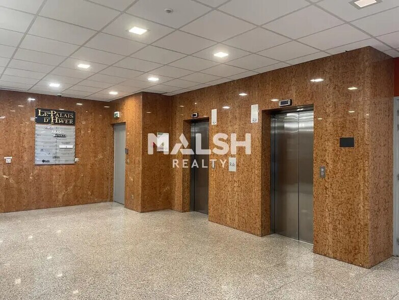 Office in Villeurbanne to rent - Lobby - Image 3 of 11