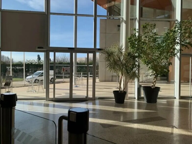 Office in Avignon to rent - Lobby - Image 1 of 8