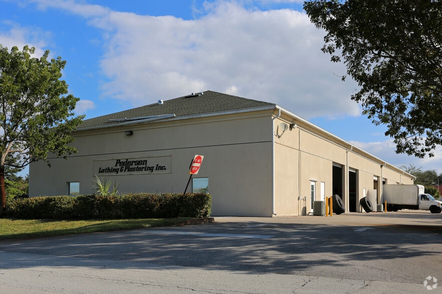 792 SW Grove Ave, Port Saint Lucie, FL for rent - Building Photo - Image 2 of 6