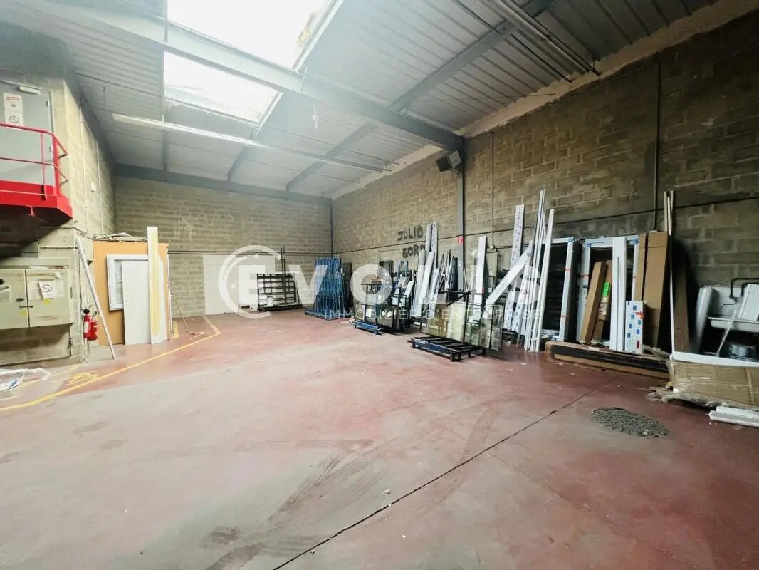 Light Industrial in Noisiel to rent Interior Photo- Image 1 of 8