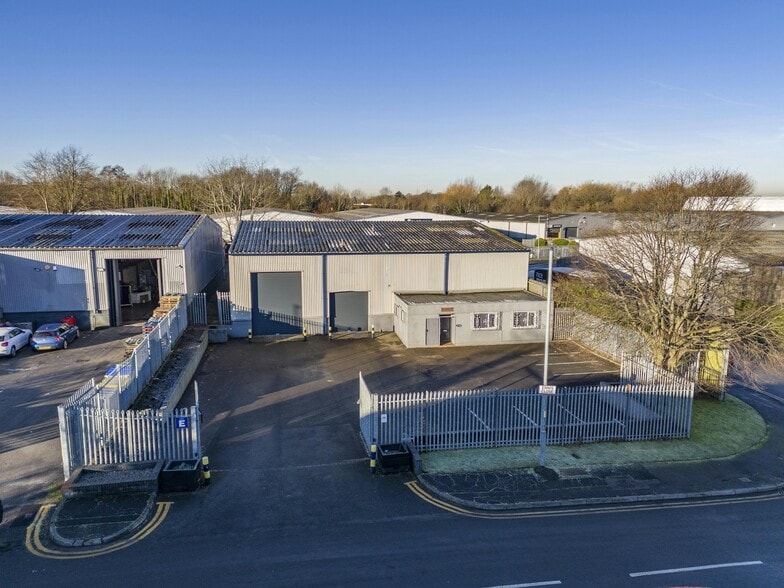 Ennis Clos, Manchester to rent - Building Photo - Image 3 of 24
