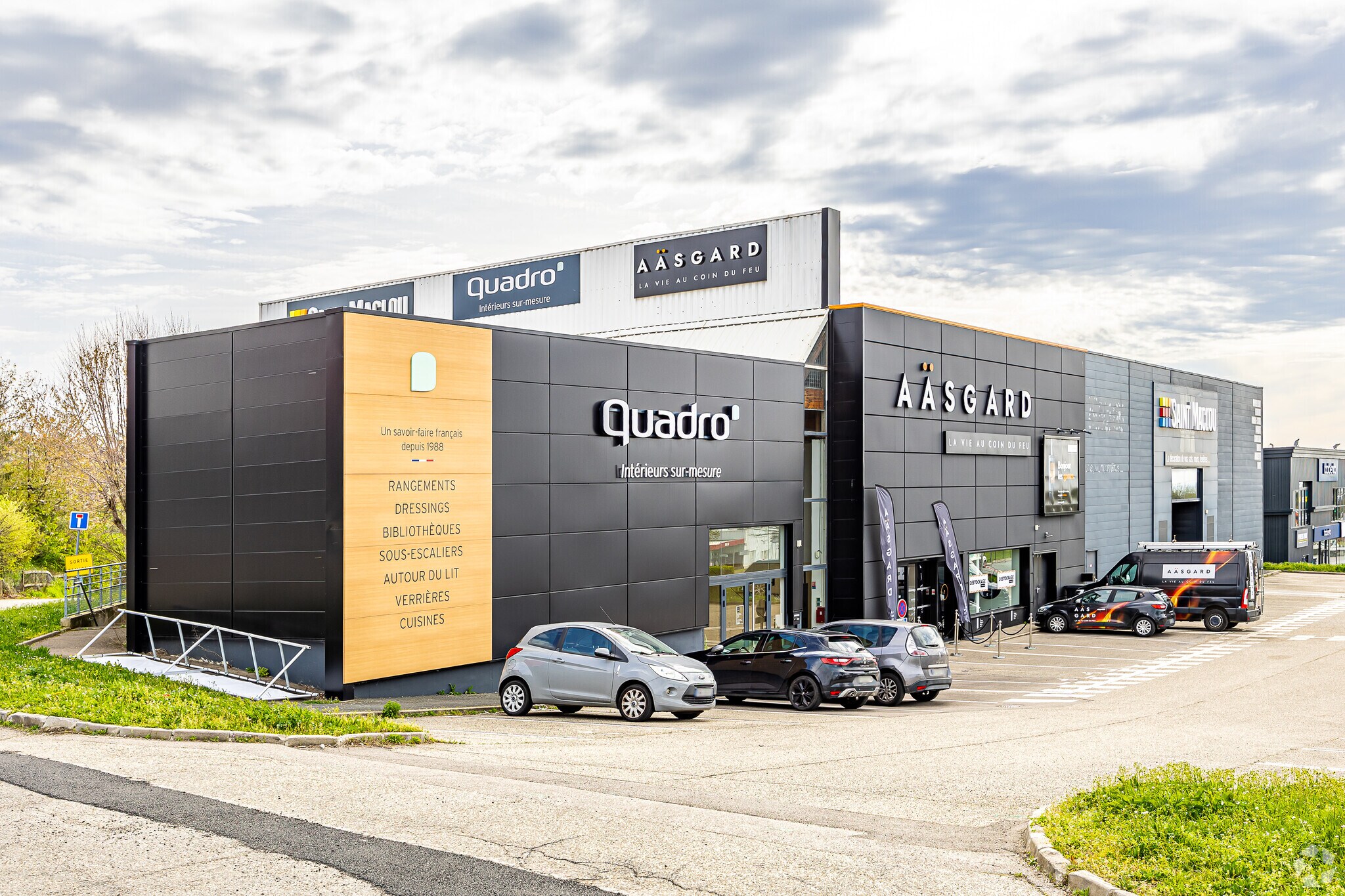 Retail in Limonest to rent Primary Photo- Image 1 of 3