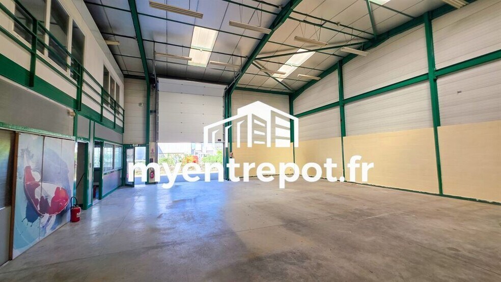 Light Industrial in Aubagne to rent - Building Photo - Image 1 of 7