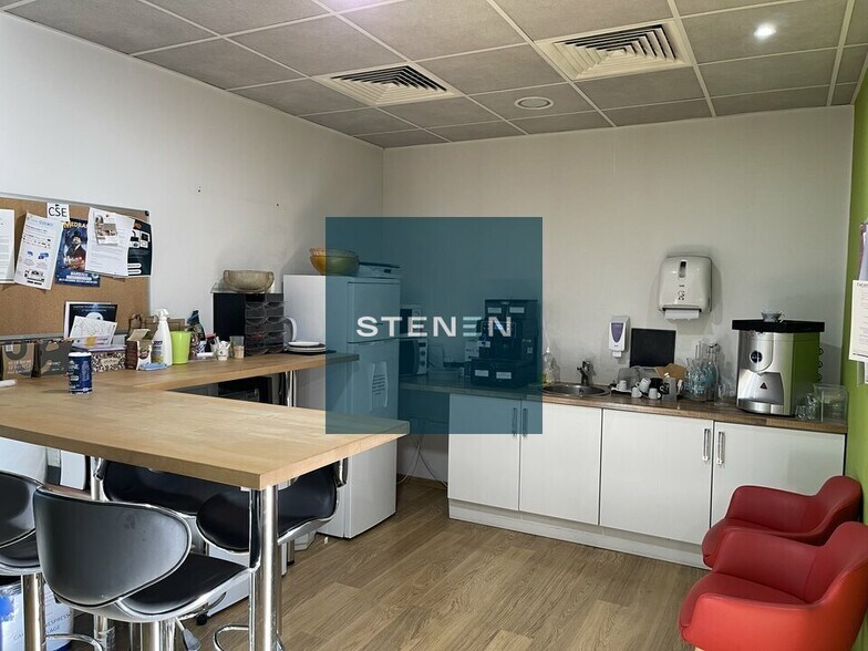 Office in Aubagne to rent - Building Photo - Image 2 of 12