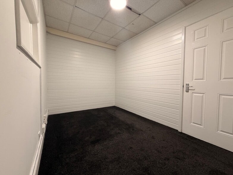 Hurricane Way, Wickford to rent - Interior Photo - Image 2 of 6