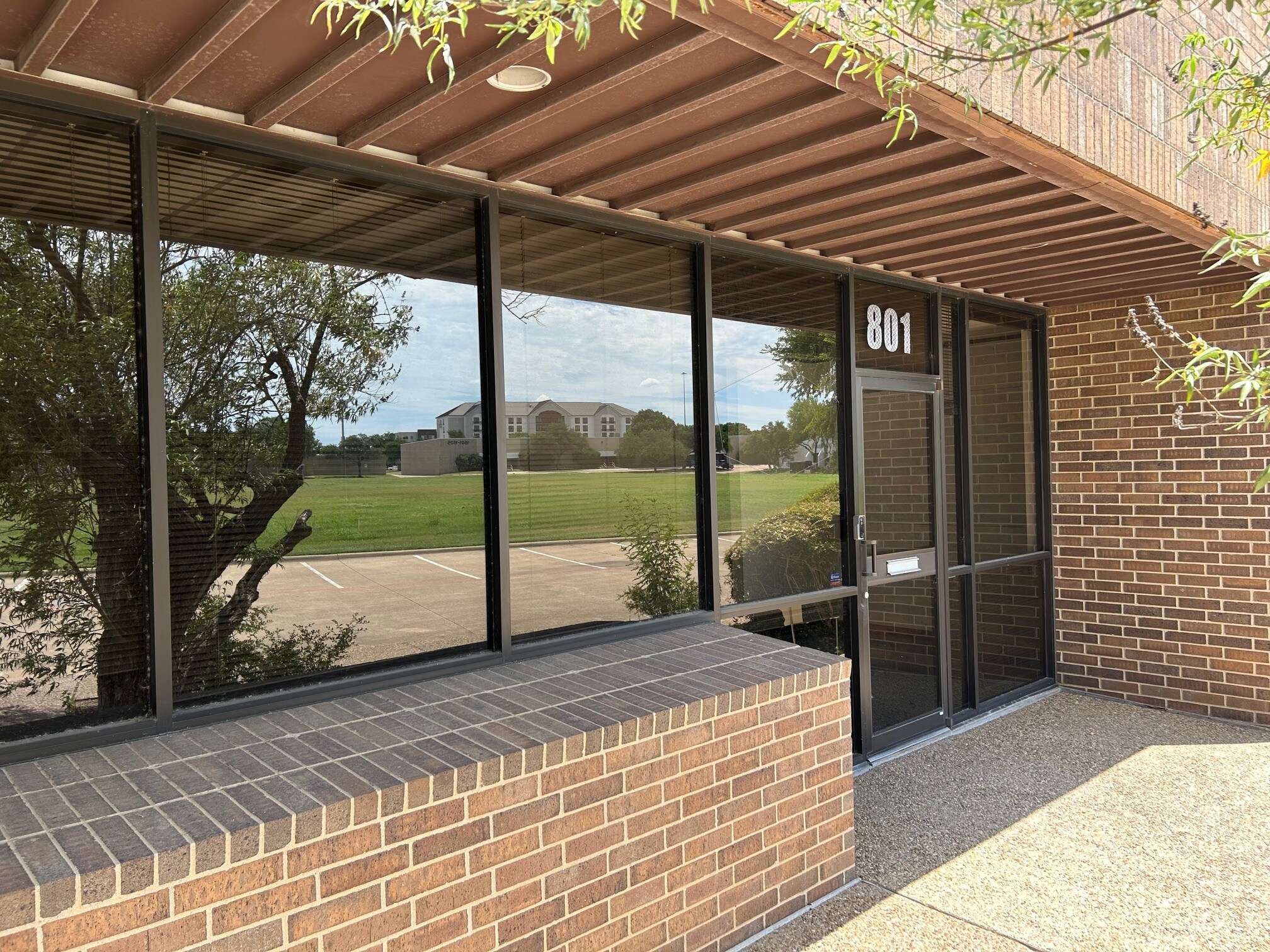 817 Greenview Dr, Grand Prairie, TX to rent Building Photo- Image 1 of 24