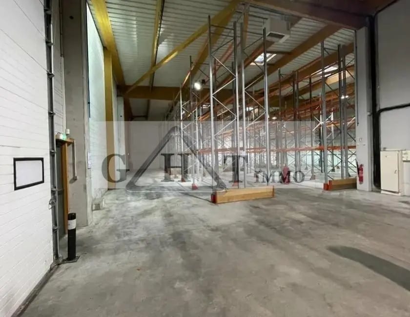 Location Entrepôt 1 595 m² - Photo 1