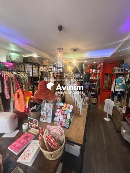 Retail in Paris to rent - Building Photo - Image 2 of 3