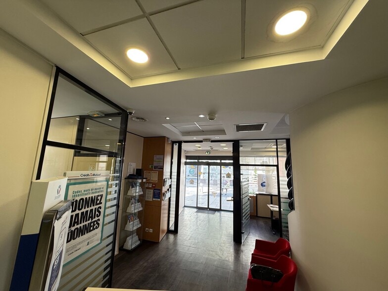 Hypercentre, Marignane for sale - Primary Photo - Image 1 of 7