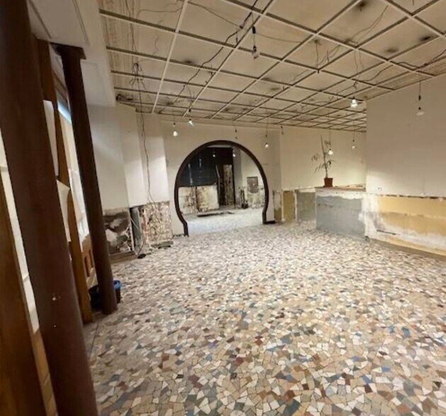 Retail in Clichy to rent - Interior Photo - Image 2 of 5