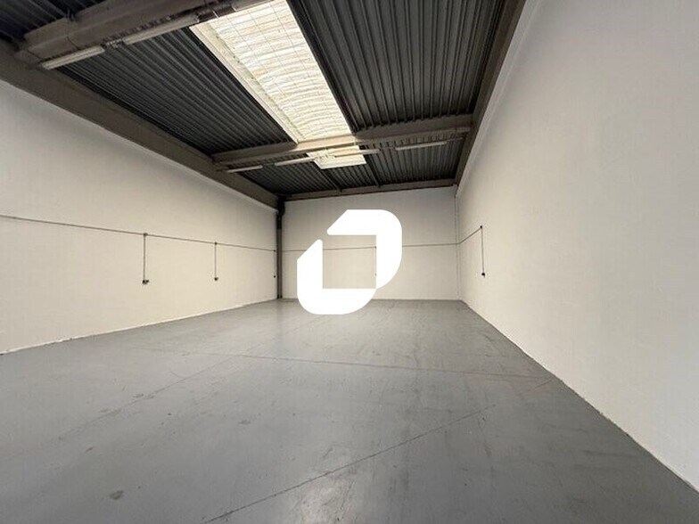 Light Industrial in Chambly to rent - Interior Photo - Image 1 of 6