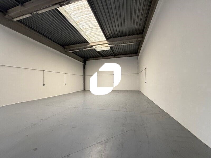 Light Industrial in Chambly to rent Interior Photo- Image 1 of 7