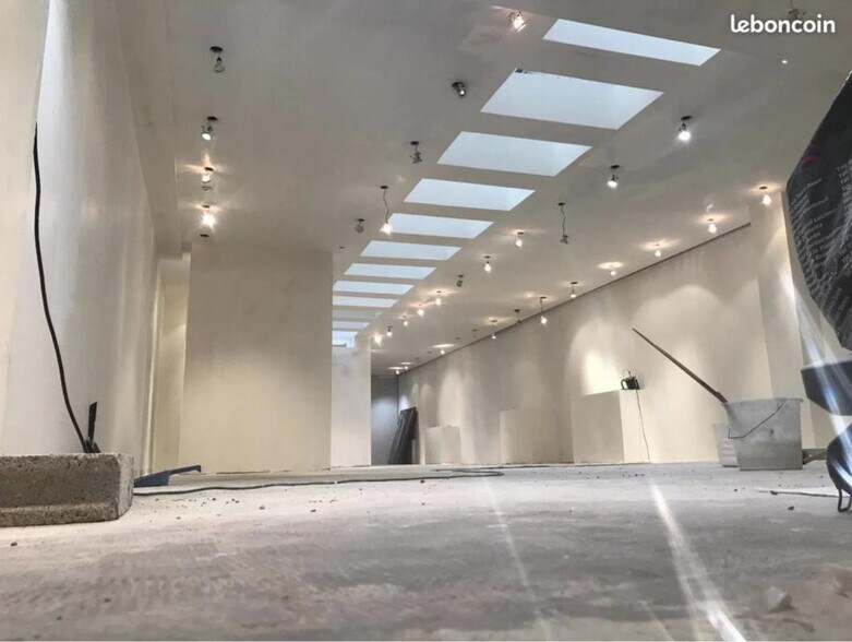Retail in Paris for sale - Interior Photo - Image 1 of 2