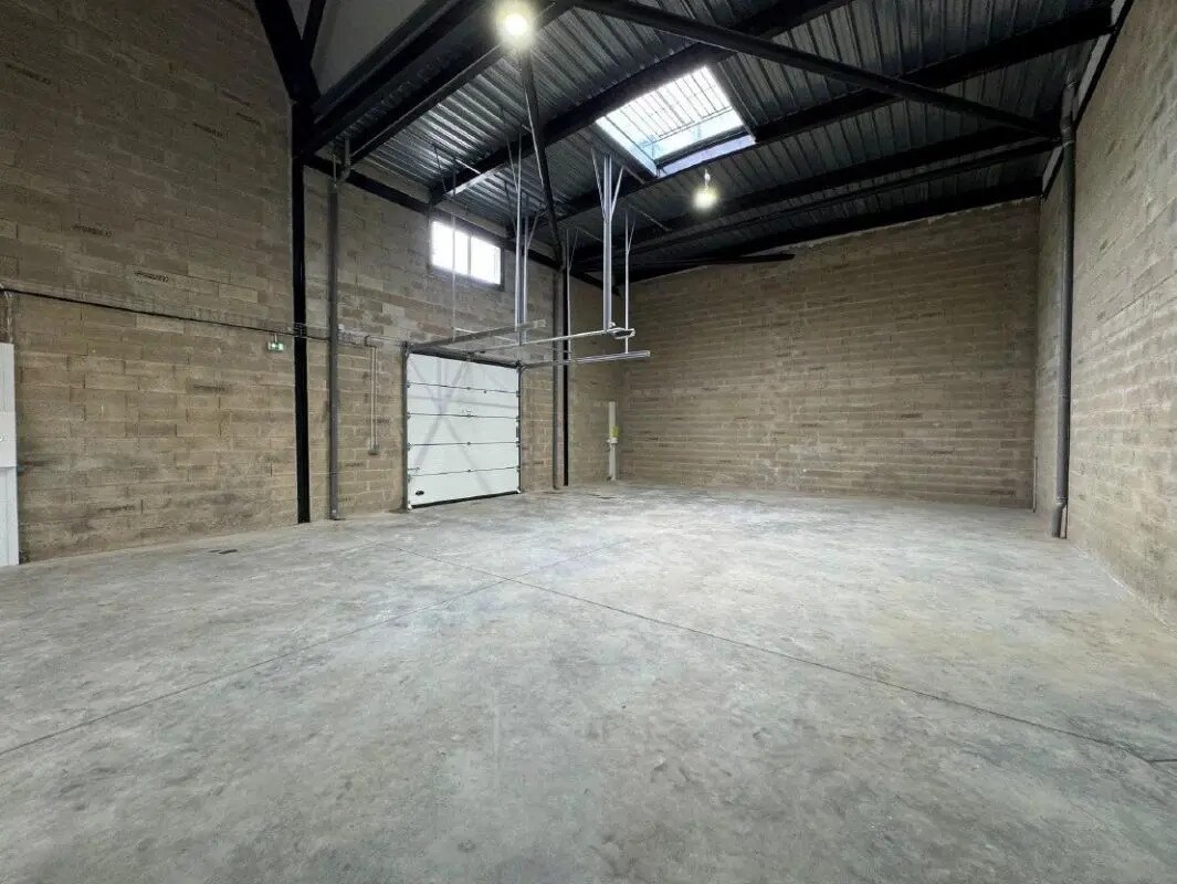 Industrial in Hérouville-en-Vexin for sale Building Photo- Image 1 of 12