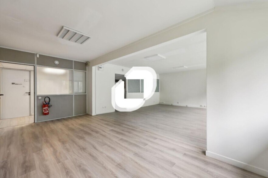Office in Champs-sur-Marne to rent - Interior Photo - Image 2 of 3