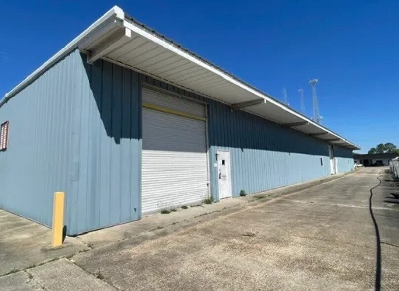 706 Anchors St NW, Fort Walton Beach, FL for rent - Building Photo - Image 1 of 12