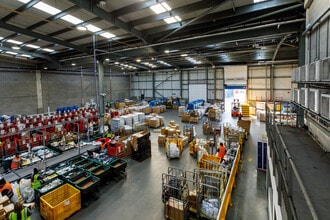 Hurricane Way, Slough to rent Interior Photo- Image 1 of 5